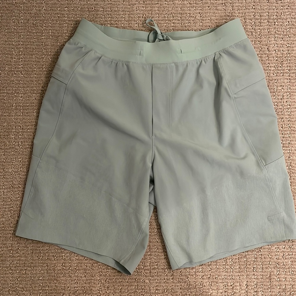 Mens Lululemon Size S Train to Beach Short